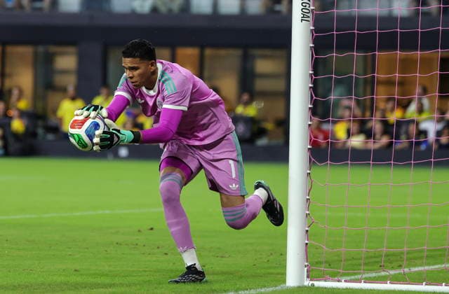 International soccer friendly - Colombia vs. Peru Colombia goalkeeper Kevin Mier in action during the international soccer friendly between Colombia and Peru at Nu Stadium in Miami, Florida, USA, 06 October 2026. MIAMI FLORIDA United States  Copyright: xCRISTOBALxHERRERA-ULASHKEVICHx