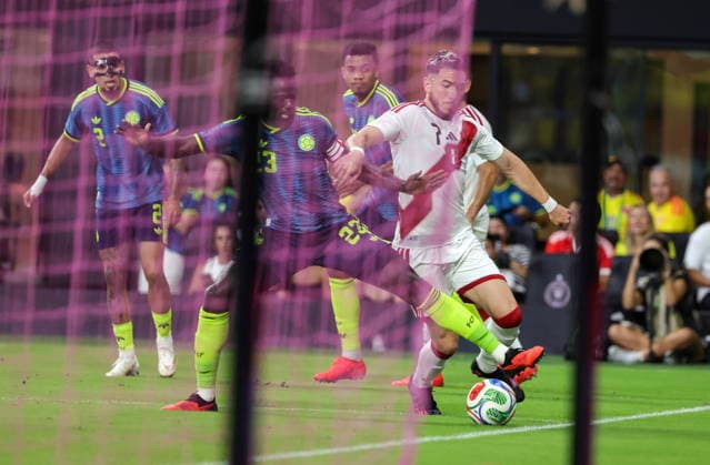 International soccer friendly - Colombia vs. Peru Colombia defender Davinson Sanchez (L) in action against Peru forward Adrian Ugarriza (R) during the international soccer friendly between Colombia and Peru at Nu Stadium in Miami, Florida, USA, 06 October 2026. MIAMI FLORIDA United States  Copyright: xCRISTOBALxHERRERA-ULASHKEVICHx