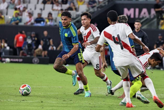 MIAMI, FL - OCTOBER 06: Richard Rios 6 of Colombia and Jesus Pretell 6 of Peru battle for a ball during an International Friendly, Länderspiel, Nationalmannschaft soccer match between Colombia and Peru at NU Stadium on October 06, 2026 in Miami, Florida.(Photo by Chris Arjoon Icon Sportswire) SOCCER: OCT 06 Colombia vs Peru EDITORIAL USE ONLY Icon2610060000014