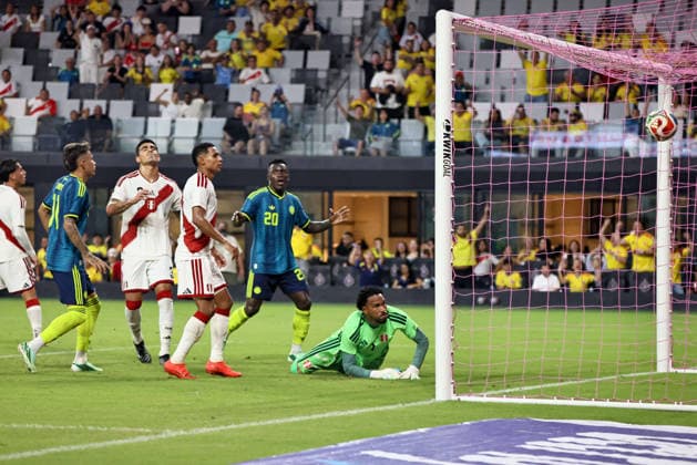 MIAMI, FL - OCTOBER 06: Pedro Gallese 1 of Peru attempts to save a shot on goal as Kevin Viveros 20 of Colombia looks on during an International Friendly, Länderspiel, Nationalmannschaft soccer match between Colombia and Peru at NU Stadium on October 06, 2026 in Miami, Florida.(Photo by Chris Arjoon Icon Sportswire) SOCCER: OCT 06 Colombia vs Peru EDITORIAL USE ONLY Icon2610060000019