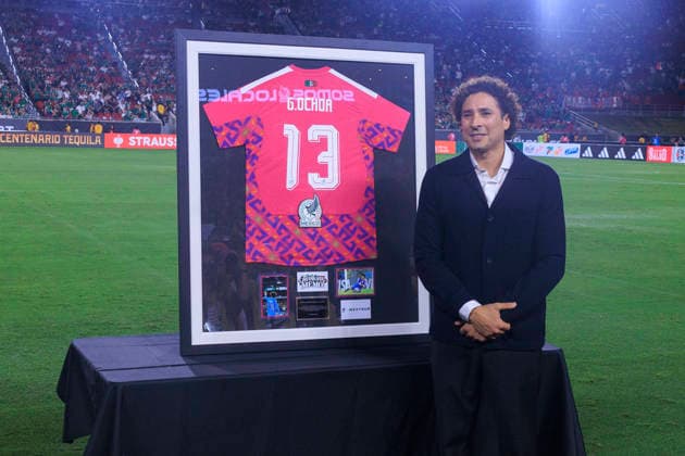 October 6, 2026, Los Angeles, California, USA: Guillermo Ochoa is honored during a ceremony prior to the International Friendly, Länderspiel, Nationalmannschaft match between Mexico and Chile at the Los Angeles Memorial Coliseum on Tuesday October 6, 2026 in Los Angeles, California. ARIANA RUIZ PI Los Angeles USA - ZUMAp124 20261006_zaa_p124_063 Copyright: xArianaxRuizx