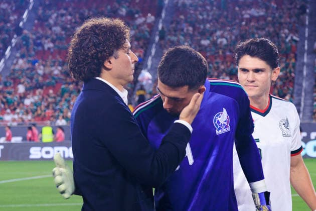 October 6, 2026, Los Angeles, California, USA: Guillermo Ochoa embraces starting goalkeeper, Alex Padilla 29 of Mexico prior to their International Friendly, Länderspiel, Nationalmannschaft match against Chile at the Los Angeles Memorial Coliseum on Tuesday October 6, 2026 in Los Angeles, California. ARIANA RUIZ PI Los Angeles USA - ZUMAp124 20261006_zaa_p124_072 Copyright: xArianaxRuizx
