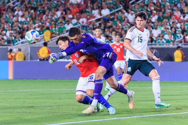 October 6, 2026, Los Angeles, California, USA: Alex Padilla 29 of Mexico punches the ball during an International Friendly, Länderspiel, Nationalmannschaft match against Chile at the Los Angeles Memorial Coliseum on Tuesday October 6, 2026 in Los Angeles, California. ARIANA RUIZ PI Los Angeles USA - ZUMAp124 20261006_zaa_p124_075 Copyright: xArianaxRuizx