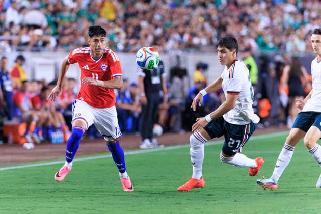 October 6, 2026, Los Angeles, California, USA: Dario Osorio 11 of Chile and Everardo Lopez 27 of Mexico chase after a long pass during an International Friendly, Länderspiel, Nationalmannschaft match at the Los Angeles Memorial Coliseum on Tuesday October 6, 2026 in Los Angeles, California. ARIANA RUIZ PI Mexico Vs. Chile  - ZUMAp124 20261006_zaa_p124_076 Copyright: xArianaxRuizx