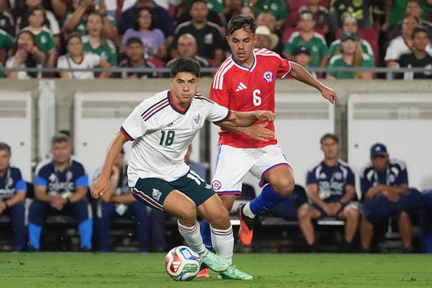 Obed Vargas (L) of Mexico vies for the ball with Vicente Pizarro of Chile during a friendly match between the national teams of Mexico and Chile at the Los Angeles Memorial Coliseum in Los Angeles, United States, 06 October 2026. International Friendly, Länderspiel, Nationalmannschaft Mexico vs. Chile !ACHTUNG: NUR REDAKTIONELLE NUTZUNG!  Copyright: xÓmarxAlonsox AME3623 20261007-55021609015_1