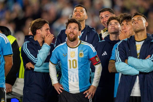 Benin v Argentina BUENOS AIRES, ARGENTINA - OCTOBER 6: Nicolas Tagliafico 3, Lionel Messi 10, Geronimo Rulli 12, Emiliano Martinez 23, Julian Alvarez 9, Lisandro Martinez 6 and Lautaro Martinez 22 of Argentina watch a drone light show after a game between Benin and Argentina at Estadio Monumental on October 6, 2026 in Buenos Aires, Argentina Buenos Aires Estadio Monumental Argentina Copyright: xAndrewxJ.xClark ISIxPhotosx 9950