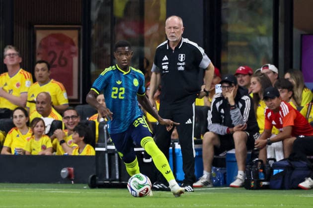 MIAMI, FL - OCTOBER 06: Yaser Asprilla 22 of Colombia controls a ball during an International Friendly, Länderspiel, Nationalmannschaft soccer match between Colombia and Peru at NU Stadium on October 06, 2026 in Miami, Florida.(Photo by Chris Arjoon Icon Sportswire) SOCCER: OCT 06 Colombia vs Peru EDITORIAL USE ONLY Icon2610060000021