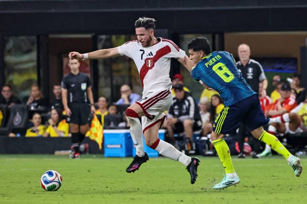 MIAMI, FL - OCTOBER 06: Gustavo Puerta 8 of Colombia and Adrian Ugarriza 7 of Peru battle for a ball during an International Friendly, Länderspiel, Nationalmannschaft soccer match between Colombia and Peru at NU Stadium on October 06, 2026 in Miami, Florida.(Photo by Chris Arjoon Icon Sportswire) SOCCER: OCT 06 Colombia vs Peru EDITORIAL USE ONLY Icon2610060000042