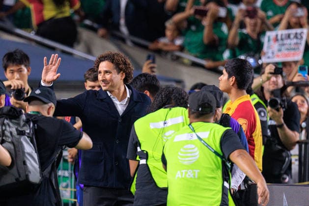 October 6, 2026, Los Angeles, California, USA: Mexico goalkeeper Guillermo Ochoa waves to fans as he arrives to be honored during the â€oeThank You, Memo†retirement ceremony prior to the International Friendly, Länderspiel, Nationalmannschaft match between Mexico and Chile at the Los Angeles Memorial Coliseum on Tuesday, October 6, 2026, in Los Angeles, California. JAVIER ROJAS PI Los Angeles USA - ZUMAp124 20261006_zaa_p124_082 Copyright: xJavierxRojasx