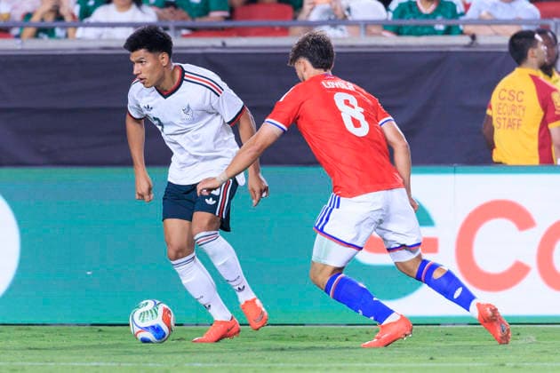 October 6, 2026, Los Angeles, California, USA: Jesus Gallardo 23 of Mexico passes the ball as Felipe Loyola 8 of Chile defends during an International Friendly, Länderspiel, Nationalmannschaft at the Los Angeles Memorial Coliseum on Tuesday October 6, 2026 in Los Angeles, California. Mexico loses to Chile, 0-2. ARIANA RUIZ PI Los Angeles USA - ZUMAp124 20261006_zaa_p124_107 Copyright: xArianaxRuizx