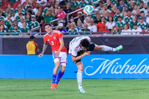 October 6, 2026, Los Angeles, California, USA: Israel Reyes 15 of Mexico blocks a shot attempt from Maximiliano Gutierrez 9 of Chile during an International Friendly, Länderspiel, Nationalmannschaft at the Los Angeles Memorial Coliseum on Tuesday October 6, 2026 in Los Angeles, California. Mexico loses to Chile, 0-2. ARIANA RUIZ PI Los Angeles USA - ZUMAp124 20261006_zaa_p124_119 Copyright: xArianaxRuizx