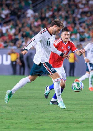 October 6, 2026, Los Angeles, California, USA: Santiago Gimenez 11 of Mexico passes the ball as Victor Mendez 14 of Chile defends during an International Friendly, Länderspiel, Nationalmannschaft match at the Los Angeles Memorial Coliseum on Tuesday October 6, 2026 in Los Angeles, California. Mexico loses to Chile, 0-2. ARIANA RUIZ PI Los Angeles USA - ZUMAp124 20261006_zaa_p124_124 Copyright: xArianaxRuizx