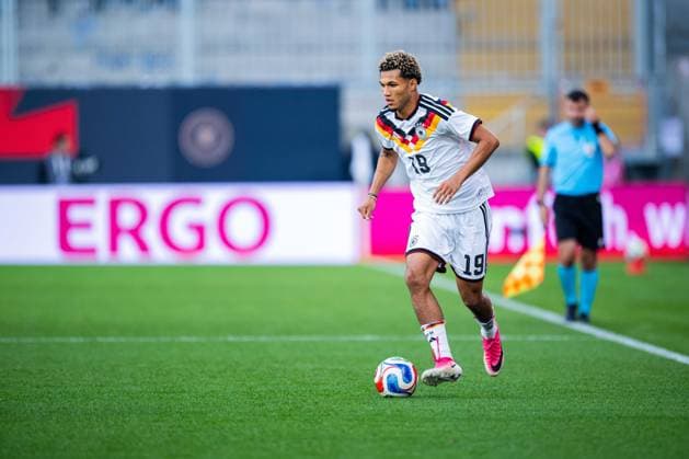 06.10.2026 - Fußball, 2026 2027, U21, U 21 EM-Qualifikation, Deutschland - Georgien: Paris Brunner (Deutschland) mit Ball Bielefeld Nordrhein-Westfalen Deutschland Schüco-Arena