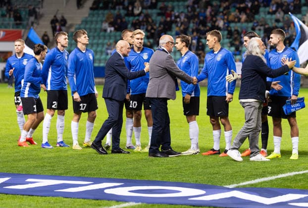 06.10.2026, Tallinn. Football Nations League. Estonia VS Iceland 0:0. Estonian President Alar Karis (C) and Estonian FA (EJK) President Aivar Pohlak (R) greeting the Estonian Football Team. Photo Tairo Lutter, Postimees Tallinn Harjumaa Estonia 1TL06OCT26A15  Copyright: xTairoxLutterx Alar Karis, Aivar Pohlak