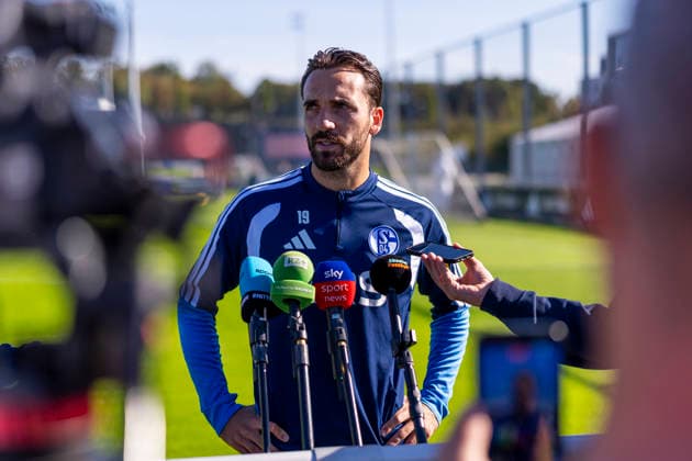 07.10.2026, Fussball, Training des FC Schalke 04. Medienrunde mit Kenan Karaman (FC Schalke 04). Gelsenkirchen Trainingsgelände FC Schalke 04 NRW Deutschland xRHR-FOTO YYx Copyright: RHR-FOTOx RHR-FOTO YY