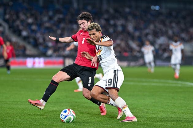 U21, U 21 Laenderspiel - 26 27 - Deutschland - Georgien am 06.10.2026 in der SchücoArena in Bielefeld Paris Brunner (Deustchland) im Zweikampf gegen Dato Bukia (Georgien).