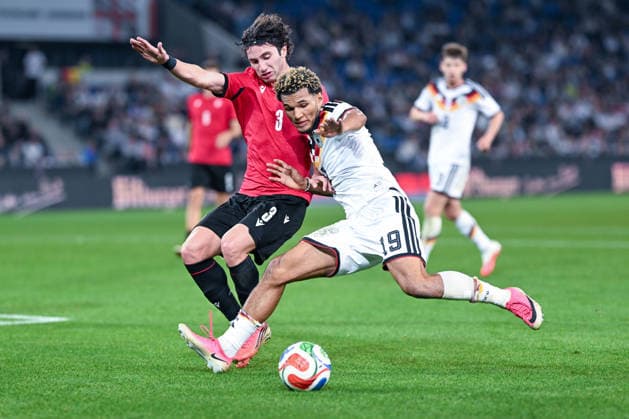 U21, U 21 Laenderspiel - 26 27 - Deutschland - Georgien am 06.10.2026 in der SchücoArena in Bielefeld Paris Brunner (Deustchland) im Zweikampf gegen Dato Bukia (Georgien).