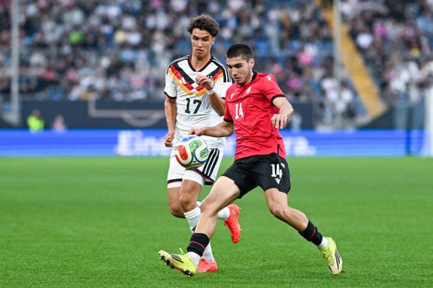 U21, U 21 Laenderspiel - 26 27 - Deutschland - Georgien am 06.10.2026 in der SchücoArena in Bielefeld Noah Darvich (Deustchland) im Zweikampf gegen Aleko Basiladze (Georgien)