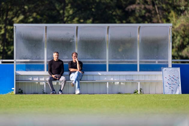 07.10.2026, Fussball, Training des FC Schalke 04. v. l. Sportlicher Leiter NLZ Ayhan Tumani (FC Schalke 04), Administrativer Leiter NLZ Till Beckmann FC Schalke 04). Gelsenkirchen Trainingsgelände FC Schalke 04 NRW Deutschland xRHR-FOTO YYx Copyright: RHR-FOTOx RHR-FOTO YY