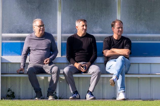 07.10.2026, Fussball, Training des FC Schalke 04. v. l. Scout Manfred Manni Dubski (FC Schalke 04), Sportlicher Leiter NLZ Ayhan Tumani (FC Schalke 04), Administrativer Leiter NLZ Till Beckmann FC Schalke 04). Gelsenkirchen Trainingsgelände FC Schalke 04 NRW Deutschland xRHR-FOTO YYx Copyright: RHR-FOTOx RHR-FOTO YY