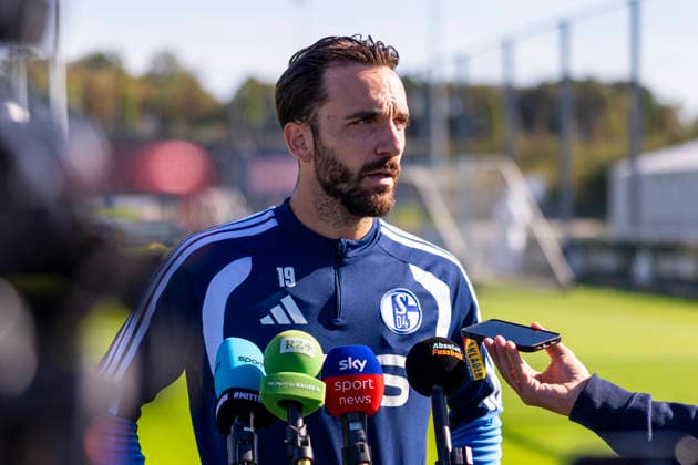 07.10.2026, Fussball, Training des FC Schalke 04. Medienrunde mit Kenan Karaman (FC Schalke 04). Gelsenkirchen Trainingsgelände FC Schalke 04 NRW Deutschland xRHR-FOTO YYx Copyright: RHR-FOTOx RHR-FOTO YY
