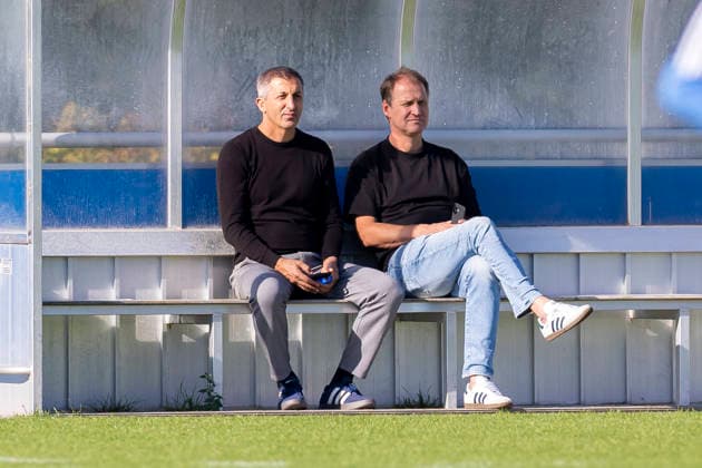 07.10.2026, Fussball, Training des FC Schalke 04. v. l. Sportlicher Leiter NLZ Ayhan Tumani (FC Schalke 04), Administrativer Leiter NLZ Till Beckmann FC Schalke 04). Gelsenkirchen Trainingsgelände FC Schalke 04 NRW Deutschland xRHR-FOTO YYx Copyright: RHR-FOTOx RHR-FOTO YY