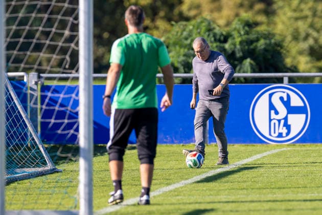 07.10.2026, Fussball, Training des FC Schalke 04. Scout Manfred Manni Dubski (FC Schalke 04). Gelsenkirchen Trainingsgelände FC Schalke 04 NRW Deutschland xRHR-FOTO YYx Copyright: RHR-FOTOx RHR-FOTO YY