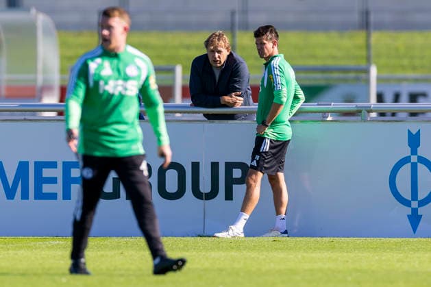 07.10.2026, Fussball, Training des FC Schalke 04. v. l. Direktor Profifussball Youri Mulder (FC Schalke 04), Berater Franz Schiemer (FC Schalke 04). Gelsenkirchen Trainingsgelände FC Schalke 04 NRW Deutschland xRHR-FOTO YYx Copyright: RHR-FOTOx RHR-FOTO YY