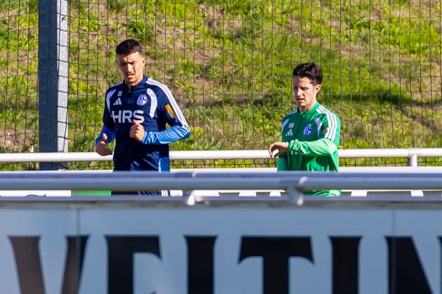 07.10.2026, Fussball, Training des FC Schalke 04. v. l. Dejan Ljubicic (FC Schalke 04) trainiert individuell mit Reha-Trainer Nico Wamig (FC Schalke 04). Gelsenkirchen Trainingsgelände FC Schalke 04 NRW Deutschland xRHR-FOTO YYx Copyright: RHR-FOTOx RHR-FOTO YY