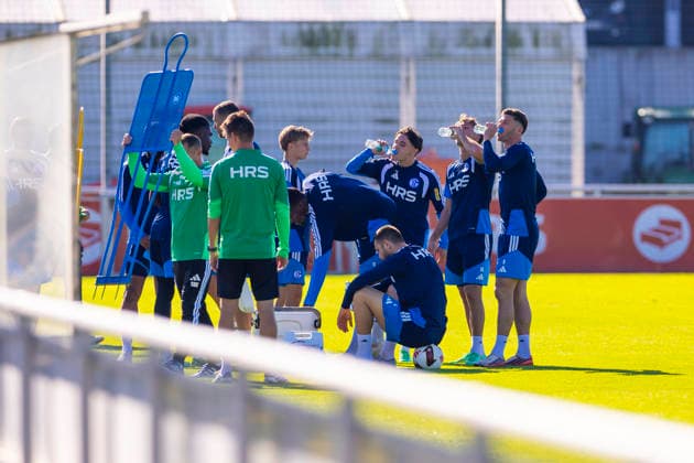 07.10.2026, Fussball, Training des FC Schalke 04. Die Spieler des S04 machen eine Trinkpause. Gelsenkirchen Trainingsgelände FC Schalke 04 NRW Deutschland xRHR-FOTO YYx Copyright: RHR-FOTOx RHR-FOTO YY