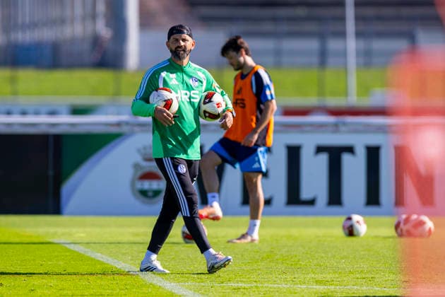 07.10.2026, Fussball, Training des FC Schalke 04. Trainer Miron Muslic (FC Schalke 04) gibt Anweisungen. Gelsenkirchen Trainingsgelände FC Schalke 04 NRW Deutschland xRHR-FOTO YYx Copyright: RHR-FOTOx RHR-FOTO YY