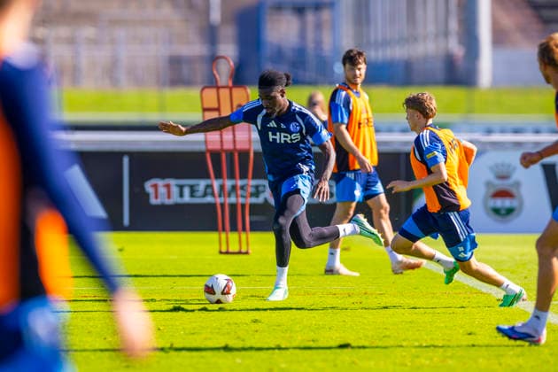 07.10.2026, Fussball, Training des FC Schalke 04. Junior Dina Ebimbe (FC Schalke 04). Gelsenkirchen Trainingsgelände FC Schalke 04 NRW Deutschland xRHR-FOTO YYx Copyright: RHR-FOTOx RHR-FOTO YY
