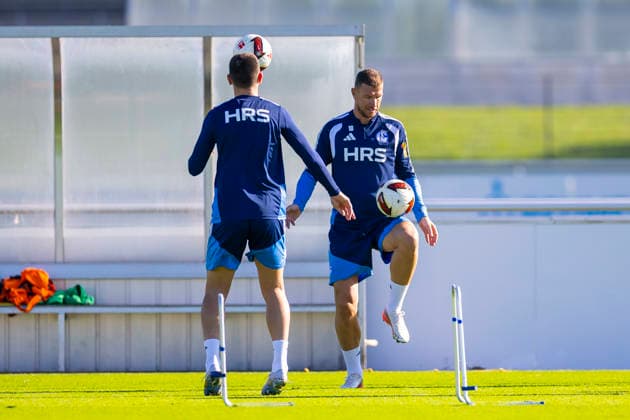 07.10.2026, Fussball, Training des FC Schalke 04. Edin Dzeko (FC Schalke 04). Gelsenkirchen Trainingsgelände FC Schalke 04 NRW Deutschland xRHR-FOTO YYx Copyright: RHR-FOTOx RHR-FOTO YY