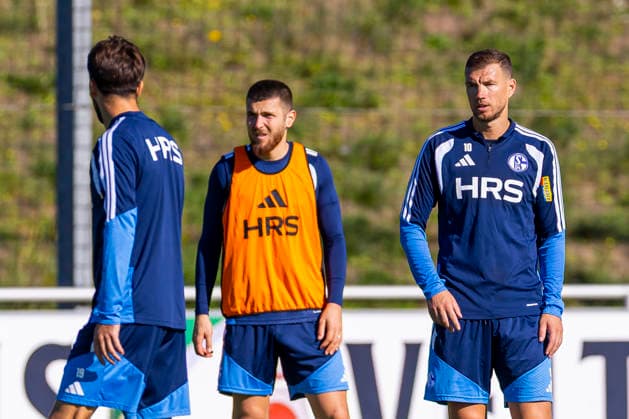 07.10.2026, Fussball, Training des FC Schalke 04. v. l. Hasan Kurucay (FC Schalke 04), Edin Dzeko (FC Schalke 04). Gelsenkirchen Trainingsgelände FC Schalke 04 NRW Deutschland xRHR-FOTO YYx Copyright: RHR-FOTOx RHR-FOTO YY