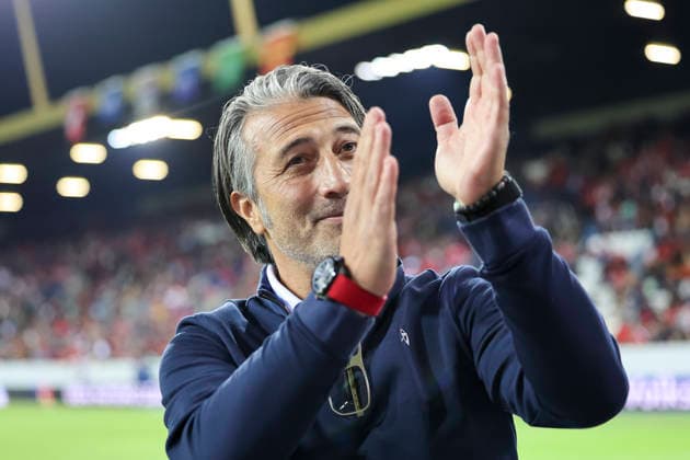 Murat Yakin (Schweiz, Trainer) vor Spielbeginn bei den Fans , Schweiz, UEFA , Nations League, Matchday 4, Schweiz vs. Nordmazedonien, 06.10.2026, Luzern Swissporarena Schweiz Copyright: xGrantxHubbsx