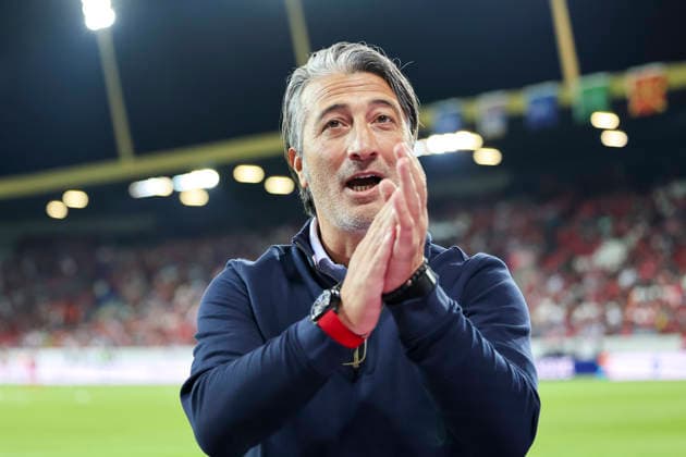 Murat Yakin (Schweiz, Trainer) vor Spielbeginn bei den Fans , Schweiz, UEFA , Nations League, Matchday 4, Schweiz vs. Nordmazedonien, 06.10.2026, Luzern Swissporarena Schweiz Copyright: xGrantxHubbsx