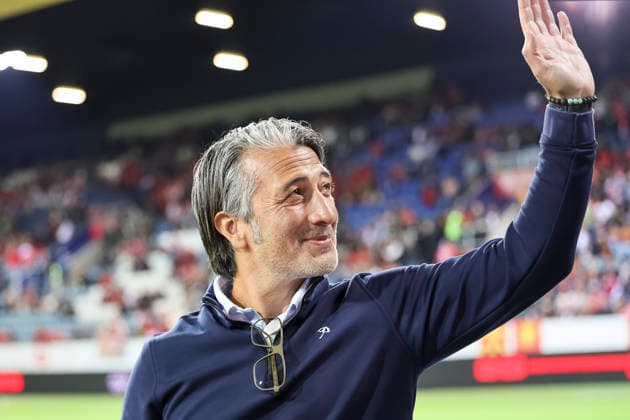 Murat Yakin (Schweiz, Trainer) vor Spielbeginn bei den Fans , Schweiz, UEFA , Nations League, Matchday 4, Schweiz vs. Nordmazedonien, 06.10.2026, Luzern Swissporarena Schweiz Copyright: xGrantxHubbsx