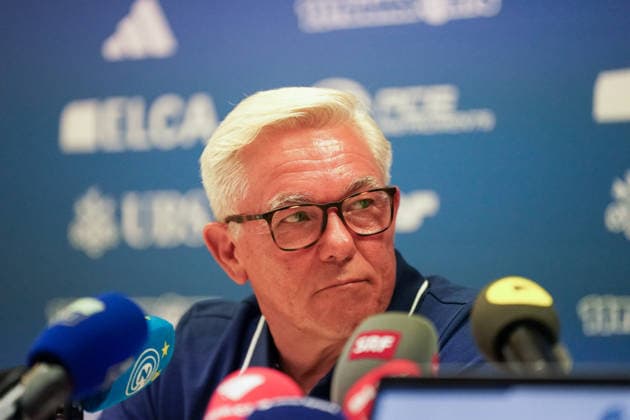 Schweiz, Zürich: Fussball - Grasshopper Club Zürich Vorstellung von Cheftrainer Olaf Janßen Pressekonferenz (Zürich) - Mimik, Gesichtsausdruck, Emotion, Pressekonferenz, Medien Copyright: xJOERANxSTEINSIEKx