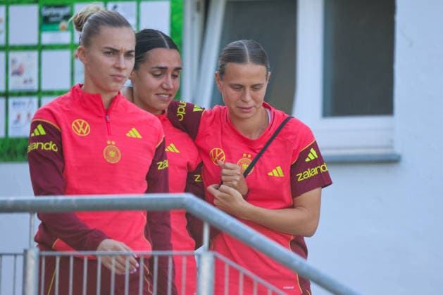 Eppelheim, Deutschland: 07.10.2026 - Deutsche Fußballnationalmannschaft der Frauen - Training - Testspiel Deutschland vs. Australien Im Bild: v.li. Laura Freigang (Deutschland), Bibiane Schulze Solano (Deutschland) und Klara Bühl Buehl (Deutschland) Copyright: HMBxMedia MadeleinexFantini