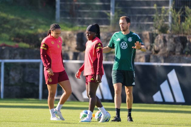 Eppelheim, Deutschland: 07.10.2026 - Deutsche Fußballnationalmannschaft der Frauen - Training - Testspiel Deutschland vs. Australien Im Bild: v.li. Lisa Baum (Deutschland), Nicole Anyomi (Deutschland) und Athletiktrainer Julius Balsmeier (Deutschland) Copyright: HMBxMedia MadeleinexFantini