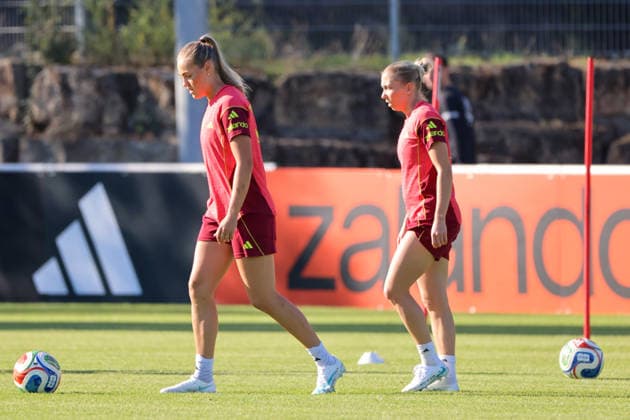 Eppelheim, Deutschland: 07.10.2026 - Deutsche Fußballnationalmannschaft der Frauen - Training - Testspiel Deutschland vs. Australien Im Bild: v.li. Marie Müller Mueller (Deutschland) und Elisa Senß Senss (Deutschland) Copyright: HMBxMedia MadeleinexFantini