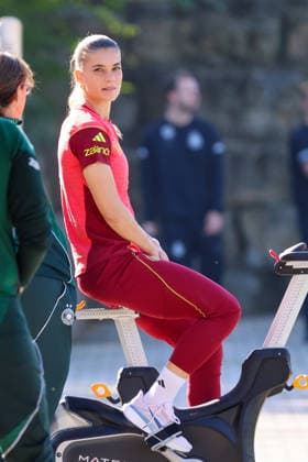 Eppelheim, Deutschland: 07.10.2026 - Deutsche Fußballnationalmannschaft der Frauen - Training - Testspiel Deutschland vs. Australien Im Bild: Selina Cerci (Deutschland) in Regeneration auf dem Fahrrad abseits des Trainings Copyright: HMBxMedia MadeleinexFantini
