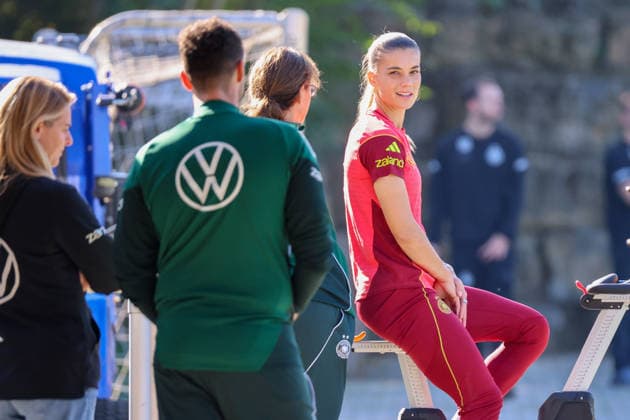 Eppelheim, Deutschland: 07.10.2026 - Deutsche Fußballnationalmannschaft der Frauen - Training - Testspiel Deutschland vs. Australien Im Bild: Selina Cerci (Deutschland) in Regeneration auf dem Fahrrad abseits des Trainings Copyright: HMBxMedia MadeleinexFantini