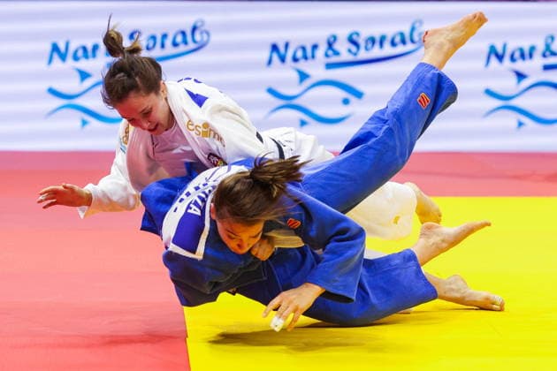 AZERBAIJAN, BAKU - OCTOBER 7, 2026: Anna Kriza (front) of Hugary and Renata Zachova of the Czech Republic compete in their -63 kg bout as part of the 2026 World Judo Championships at the National Gymnastics Arena. Mikhail Sinitsyn TASS  98913180