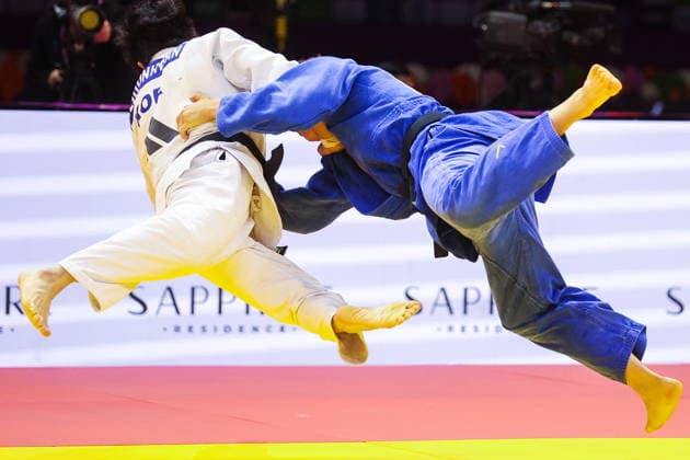 AZERBAIJAN, BAKU - OCTOBER 7, 2026: Lee Joon-hwan (L) of South Korea and Mihajlo Simin of Serbia compete in their -81 kg bout as part of the 2026 World Judo Championships at the National Gymnastics Arena. Mikhail Sinitsyn TASS  98915562