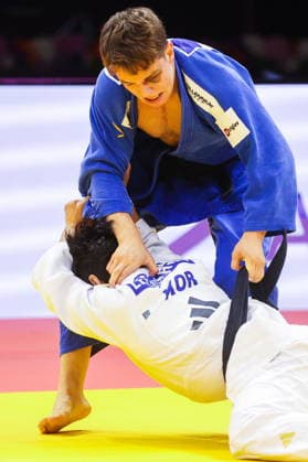 AZERBAIJAN, BAKU - OCTOBER 7, 2026: Lee Joon-hwan (front) of South Korea and Mihajlo Simin of Serbia compete in their -81 kg bout as part of the 2026 World Judo Championships at the National Gymnastics Arena. Mikhail Sinitsyn TASS  98915560
