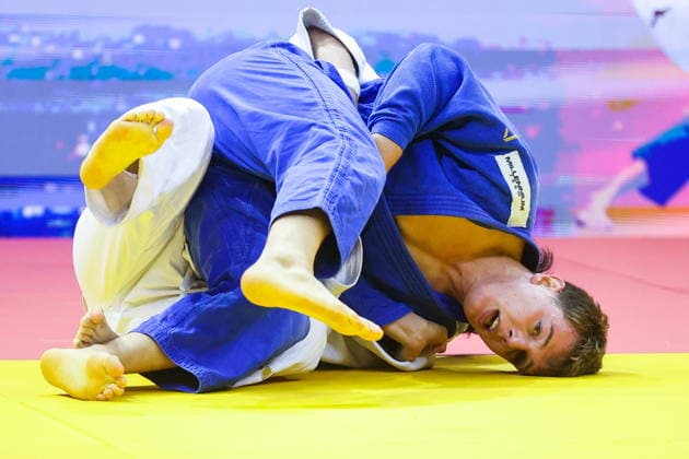 AZERBAIJAN, BAKU - OCTOBER 7, 2026: Lee Joon-hwan (L) of South Korea and Mihajlo Simin of Serbia compete in their -81 kg bout as part of the 2026 World Judo Championships at the National Gymnastics Arena. Mikhail Sinitsyn TASS  98915564