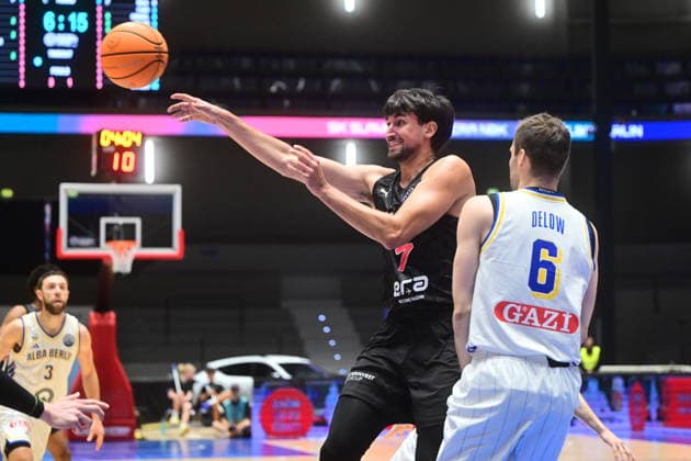 Men s basketball Champions League, group G, 1st round, match Slavia Praha NBK and Alba Berlin in Pardubice, Czech Republic, October 7, 2026. From left David Bohm of Slavia, Malte Delow of Alba. (CTKxPhoto JosefxVostarek) CTKPhotoP2026100707236  CTKPhotoP2026100707236