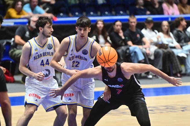 Men s basketball Champions League, group G, 1st round, match Slavia Praha NBK and Alba Berlin in Pardubice, Czech Republic, October 7, 2026. From left Julius Bohmer of Slavia, Radovan Mrazek of Alba. (CTKxPhoto JosefxVostarek) CTKPhotoP2026100707696  CTKPhotoP2026100707696