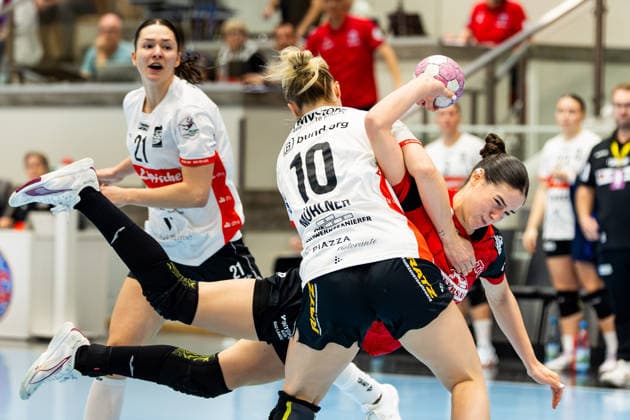 07.10.2026, GER, Handball, Frauen, Saison 2026 2027, Alsco 1.Bl, 5.Spieltag, Thüringer HC - HSG Blomberg-Lippe Maxi Muehlner (HSG Blomberg-Lippe), Luca Csikos (Thueringer HC,5) 99947 Bad Langensalza Salza Halle Sporthalle Mehrz Thüringen Deutschland